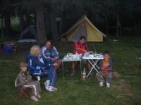 За момент никой не мърда и се вижда лагерът